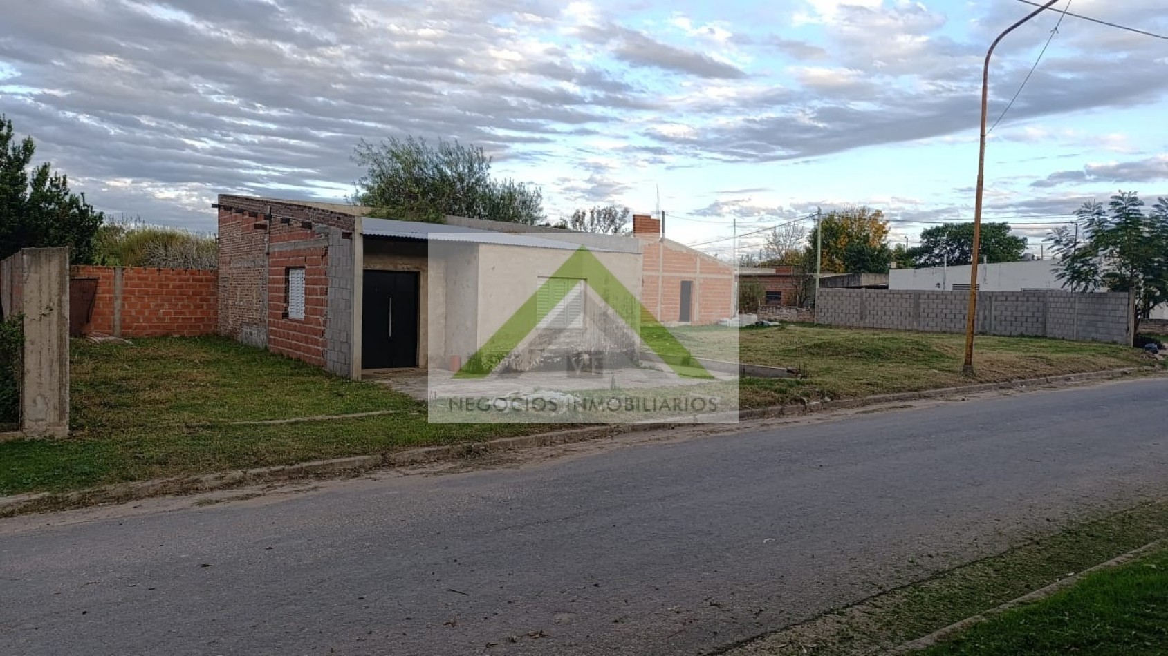 Venta Amplio Terreno+Constuccion en Strobel, Diamante