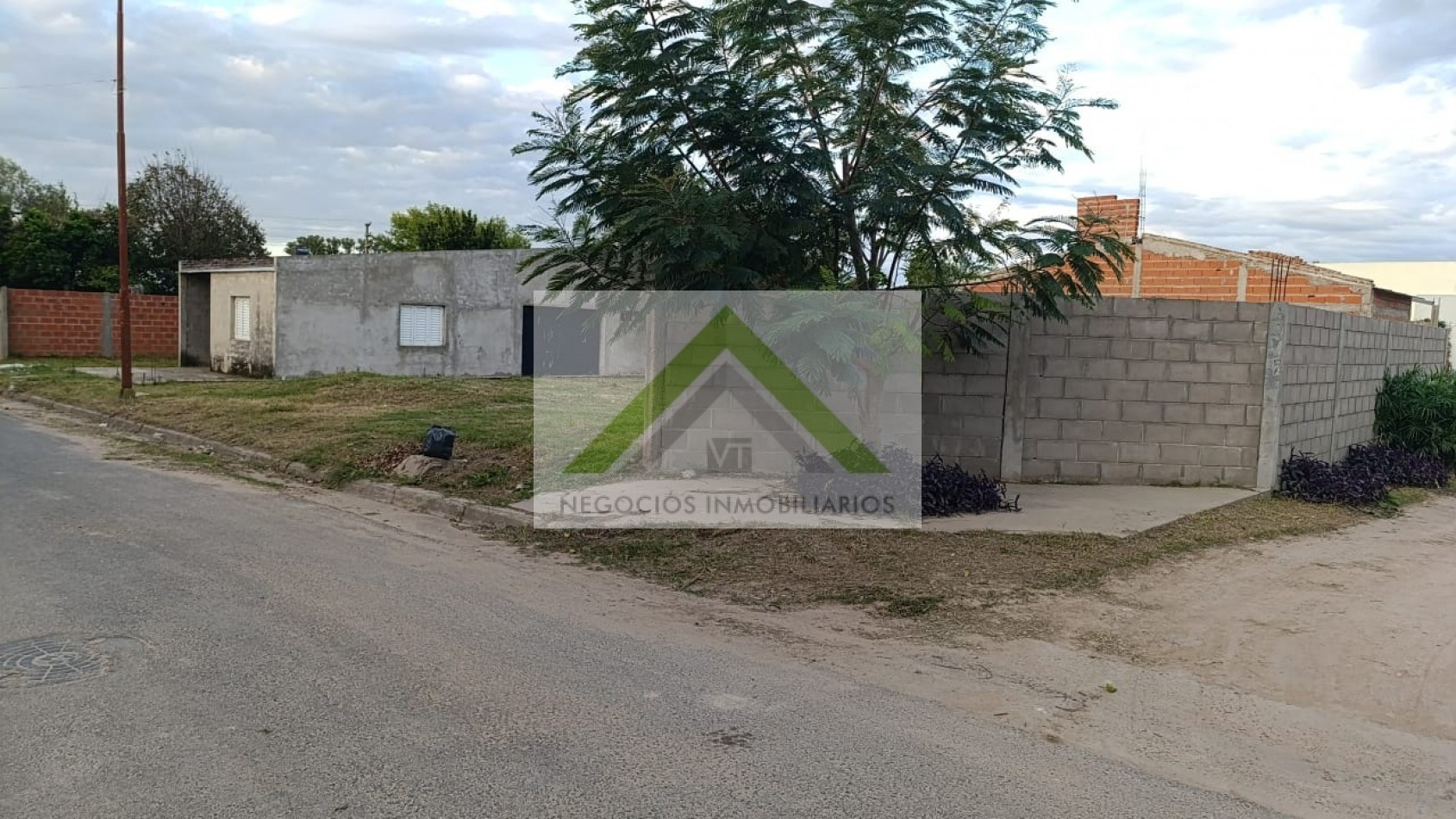 Venta Amplio Terreno+Constuccion en Strobel, Diamante