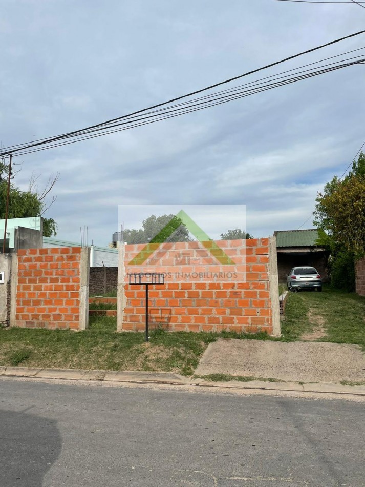 VENTA DE CASA CON GRAN TERRENO- STROBEL