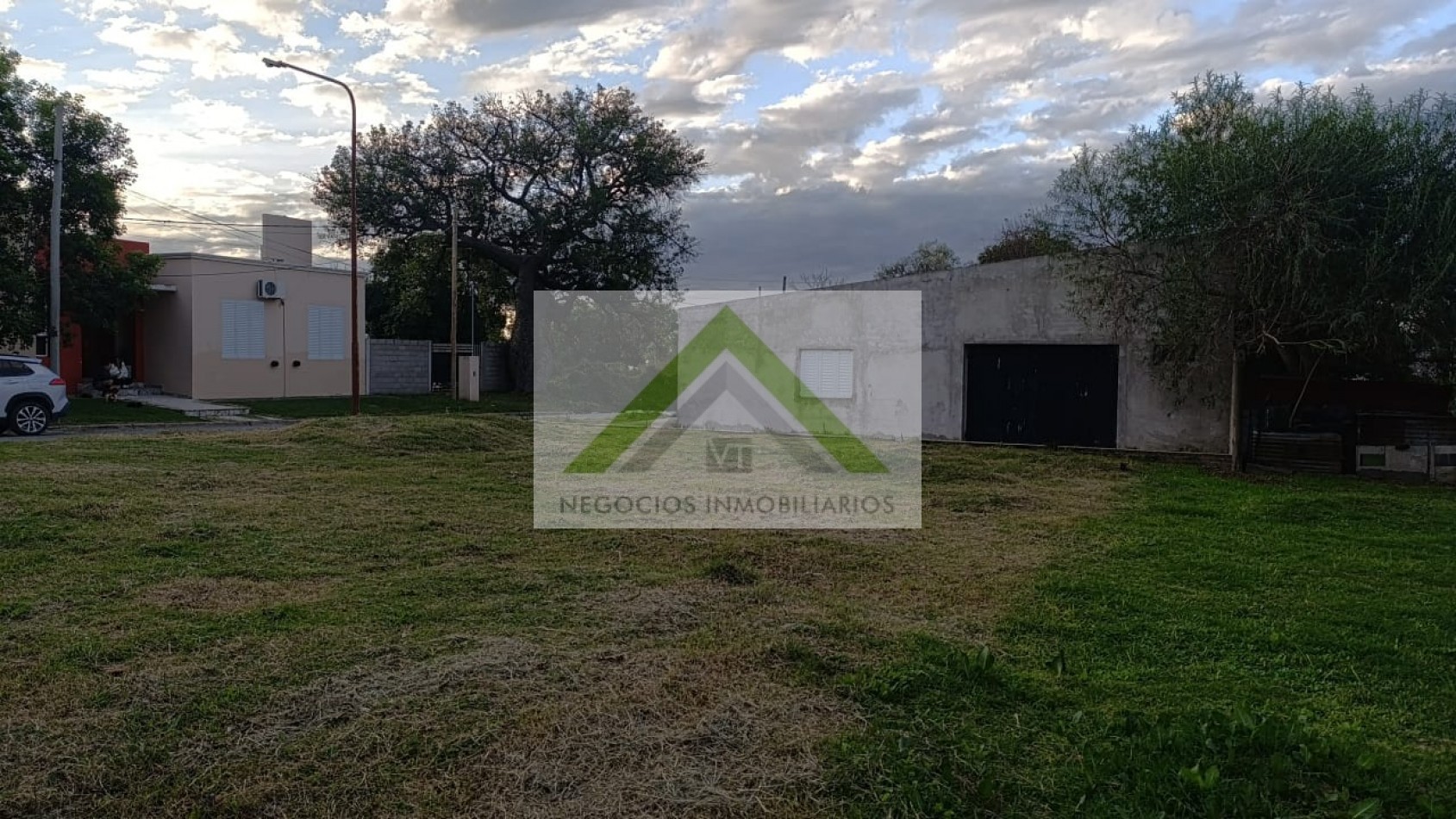 Venta Amplio Terreno+Constuccion en Strobel, Diamante