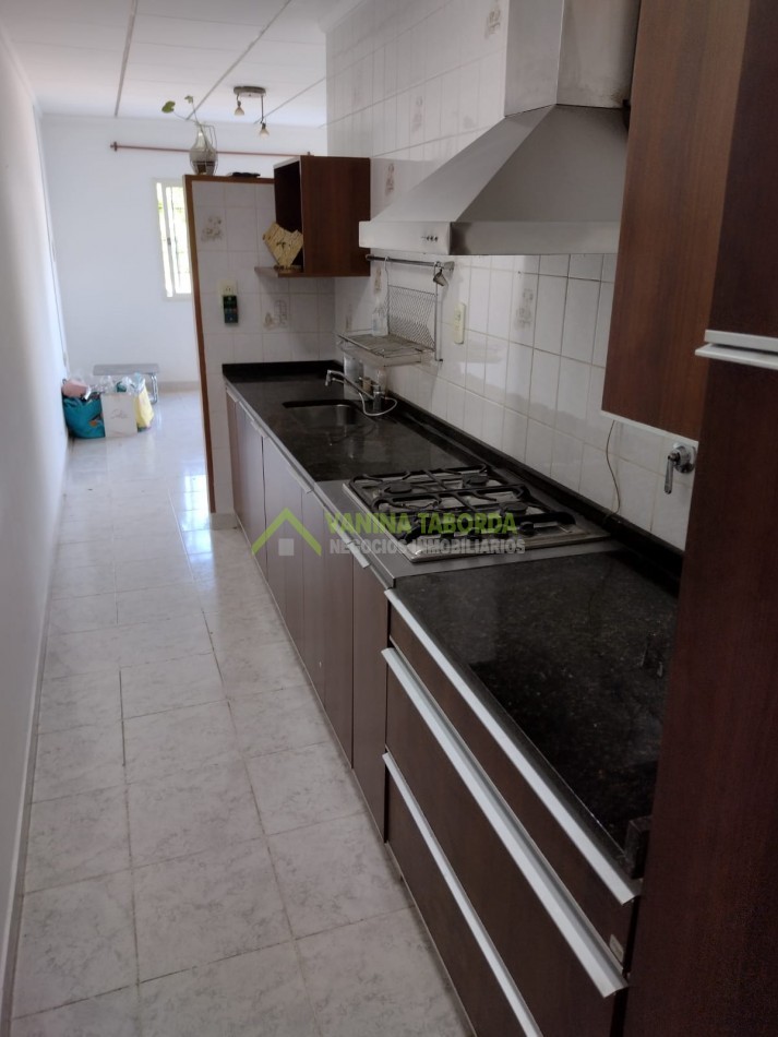 Venta de Casa Amplia en zona Brown y Gdor Crespo.