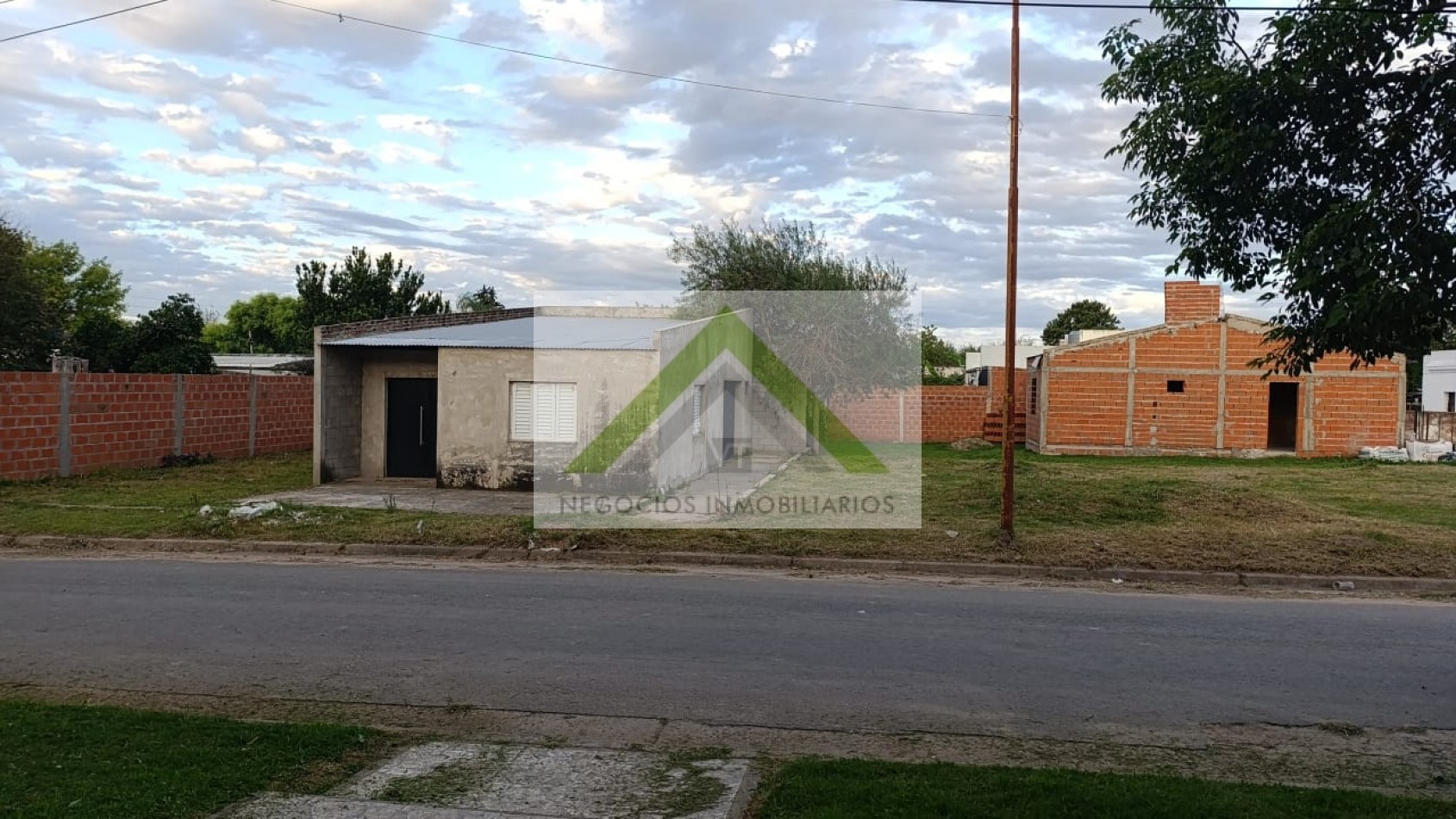 Venta Amplio Terreno+Constuccion en Strobel, Diamante