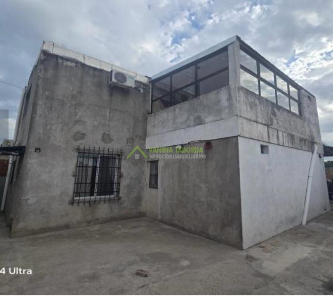 VENTA DE CASA DE 3 DORMITORIOS ZONA AEROPUERTO.