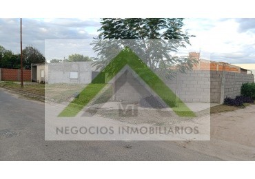 Venta Amplio Terreno+Constuccion en Strobel, Diamante