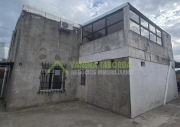 VENTA DE CASA DE 3 DORMITORIOS ZONA AEROPUERTO.